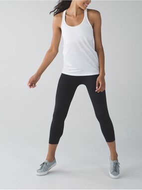 Lululemon Zone In Crop Leggings 24” in Black Size 0/2 Compression Yoga Stretch